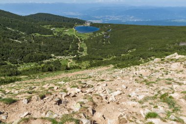 Bezbog Gölü, Pirin Dağı çevresindeki yeşil tepeler ile manzara