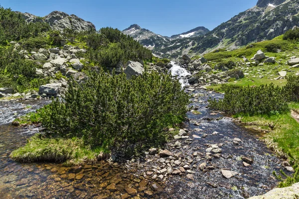 Amazing Landscape dengan Sungai dekat puncak Sivrya, Pirin Mountain — Stok Foto