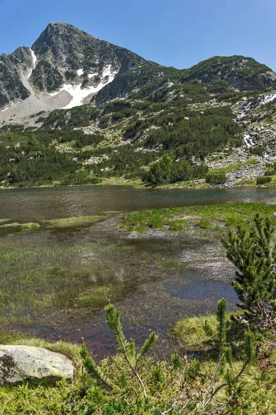 Landschap van de meren van de vis en Sivrya peak, Pirin-gebergte — Stockfoto