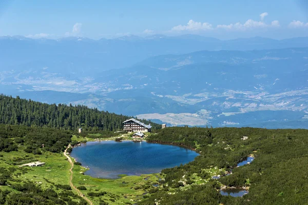 Panorama mit grünen hügeln rund um bezmog see, pirin berg — Stockfoto