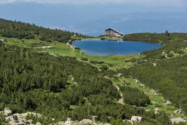 Bezbog Gölü, Pirin Dağı çevresindeki yeşil tepeler ile manzara — Stok fotoğraf