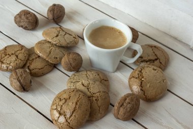 Fincan kahve, kurabiye kurabiye ve ceviz 