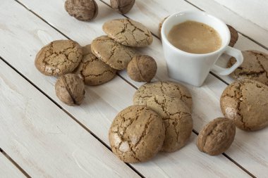 Fincan kahve, kurabiye kurabiye ve ceviz 