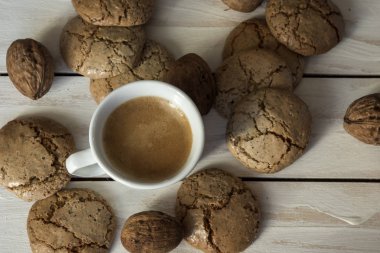 Fincan kahve, kurabiye kurabiye ve ceviz 