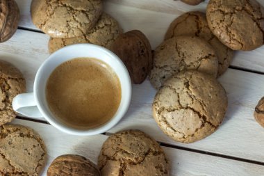 Fincan kahve, kurabiye kurabiye ve ceviz 