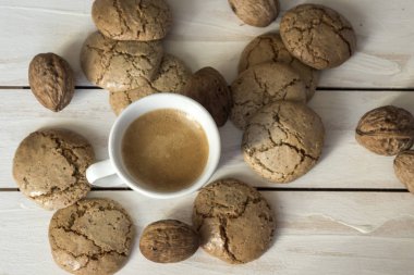 Fincan kahve, kurabiye kurabiye ve ceviz 