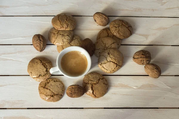 Чашка кофе, печенье из макарон и грецкий орех — стоковое фото
