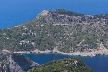 Panoramik görünüm Assos Köyü ve güzel deniz defne, Kefalonia, Ionian Islands
