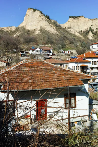 Panorámás kilátás nyílik a város Melnik és homok piramisok, Blagoevgrad régió — Stock Fotó