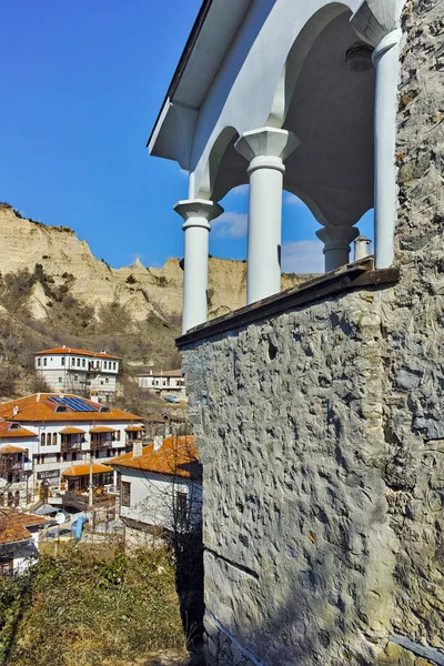 Középkori templom Szent Antal és a panoráma a város Melnik, Blagoevgrad régió — Stock Fotó