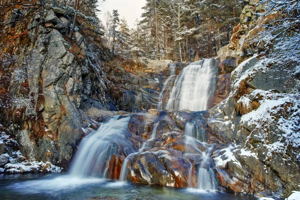 Winter Blick auf Popina Luka Wasserfall in der Nähe der Stadt Sandanski, Pirin Mountain — Stockfoto