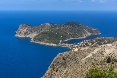 Assos Köyü ve güzel deniz bay, Kefalonia, oniki adalar mavi sularda,