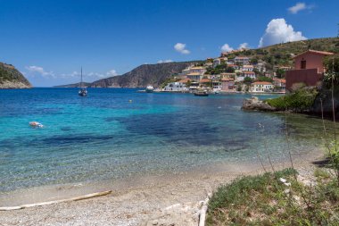 Panorama ve Assos sahil köyü ve güzel deniz defne, Kefalonia, Ionian Islands