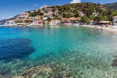 Şaşırtıcı Panorama ve Assos sahil köyü ve güzel deniz defne, Kefalonia