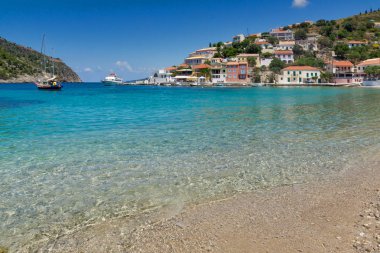 Assos sahil köyü ve güzel deniz defne, Kefalonia, iyon Adası temiz suları