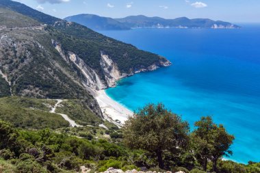 Panoramik manzaralı güzel Myrtos bay beach, Kefalonia, Ionian Islands için yol