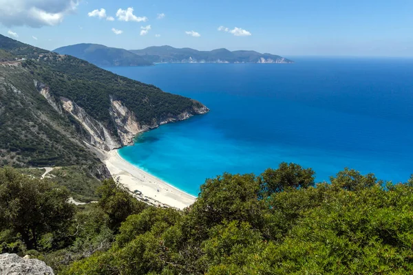 Błękitne wody z pięknym Myrtos beach, Kefalonia, Wyspy Jońskie — Zdjęcie stockowe