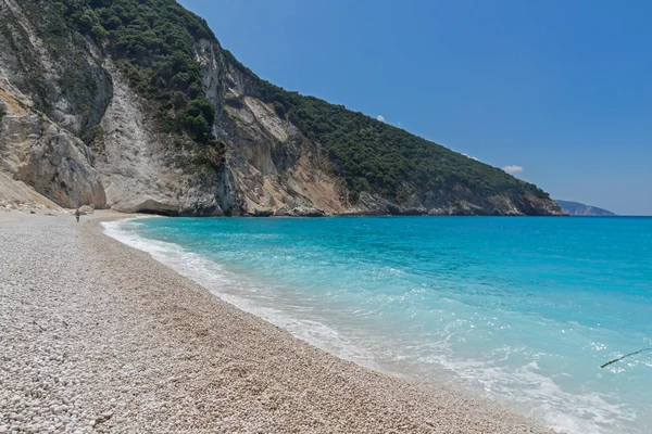 Blauwe water van prachtige Myrtos strand, Kefalonia, Ionische eilanden — Stockfoto