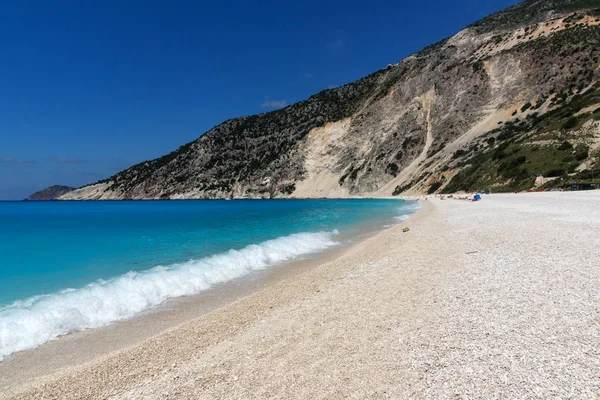 Дивовижний вид на море з блакитною водою красивого пляжу Myrtos, Kefalonia, Іонічні острови — стокове фото