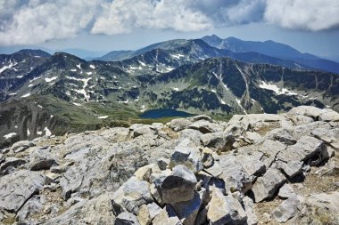 Şaşırtıcı Panorama Vlahini göller üzerinden Vihren tepe, Pirin Dağı