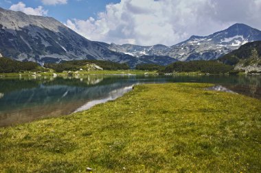 Şaşırtıcı görünümüne Muratovo Gölü ve Banderishki Kınalı tepe, Pirin Dağı