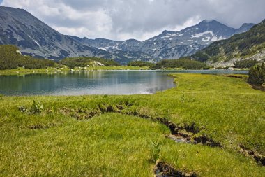 Panoramic inanılmaz dağ nehir Banderishki Kınalı tepe görünümüne