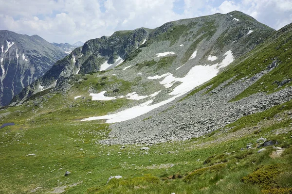 Зелені пагорби під Hvoynati Вершина гори Пірін — стокове фото