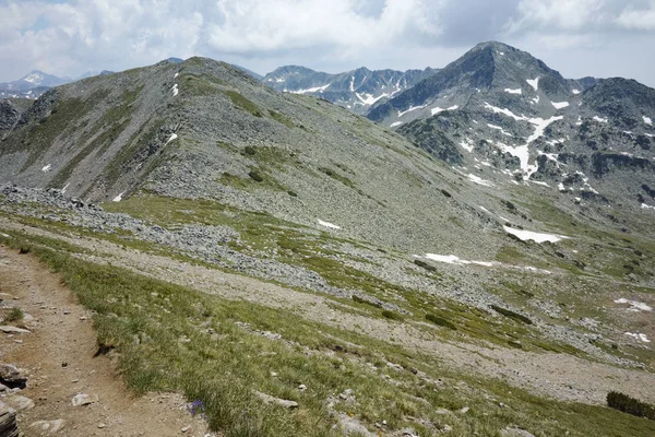 Fantastiska landskap av Muratov och Hvoynati toppar, Pirin berget — Stockfoto