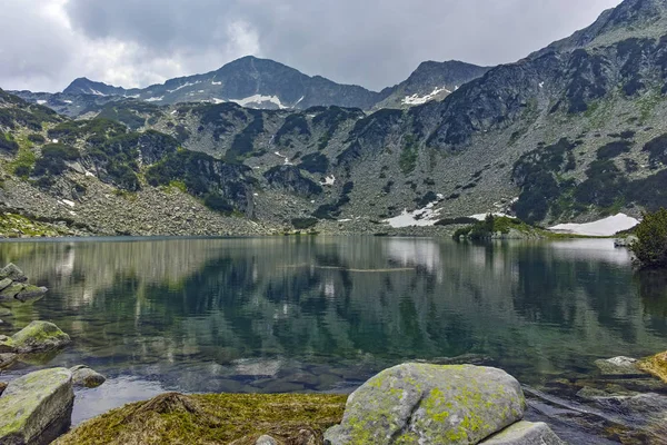 Menakjubkan melihat ke puncak Banderishki chukar dan danau ikan Banderitsa, Pirin Mountain — Stok Foto