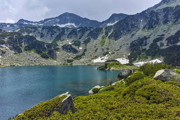 Vue imprenable sur le pic de Banderishki chukar et le lac de poissons Banderitsa, montagne Pirin — Photo