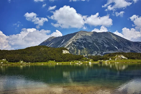 Amazning görünümüne Muratovo Gölü ve Todorka tepe, Pirin Dağı — Stok fotoğraf