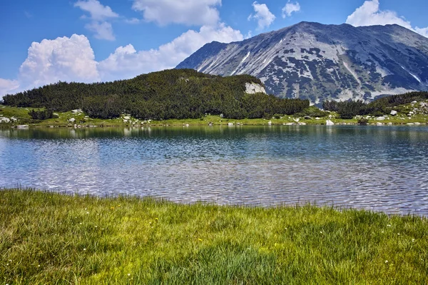 Atemberaubende Landschaft zum Muratowo-See und Todorka-Gipfel, Pirin-Gebirge — Stockfoto
