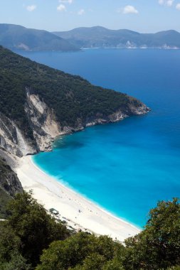 Panoramik manzaralı güzel Myrtos bay beach, Kefalonia, Ionian Islands için yol