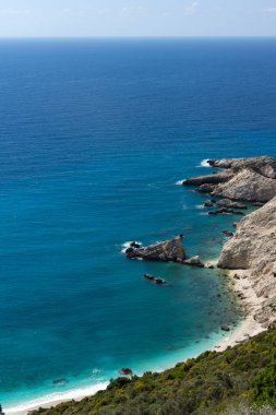 Kayalar ve Petani Beach, Kefalonia, Ionian Islands yakınındaki mavi suları