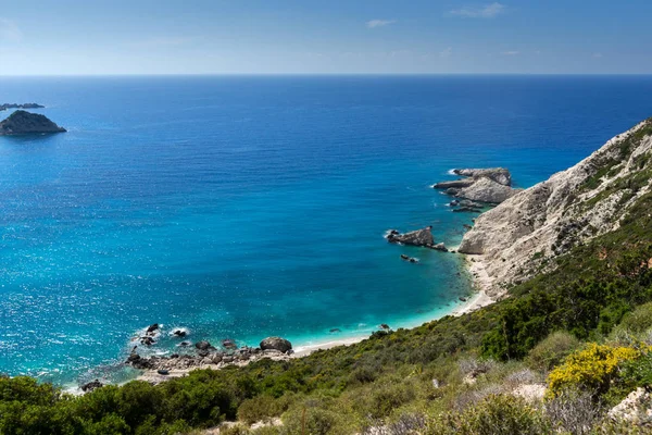 Kayalar ve Petani Beach, Kefalonia, Ionian Islands yakınındaki mavi suları deniz manzarası