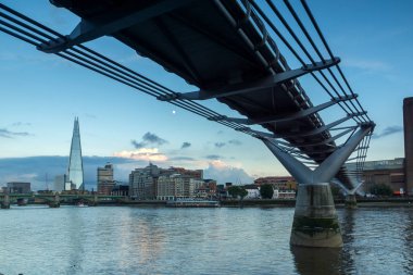 Londra - 17 Haziran 2016: Thames nehrinde, Millennium Köprüsü ve Shard, Londra Twilight