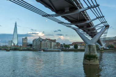 Londra - 17 Haziran 2016: Thames nehrinde, Millennium Köprüsü ve Shard, Londra Twilight,