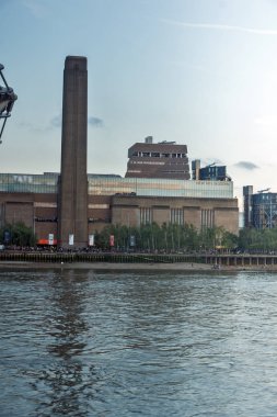 Londra - 17 Haziran 2016: Tate Modern Galerisi'nde ve Thames Nehri, Londra Twilight