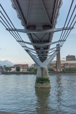 Londra - 17 Haziran 2016: Tate Modern Galerisi'nde ve Thames Nehri, Londra Twilight