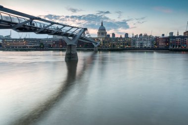 Londra - 17 Haziran 2016: Millennium Köprüsü ve St. Paul Katedrali, Londra Twilight Panoraması