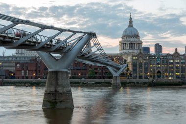 Londra - 17 Haziran 2016: Millennium Köprüsü ve St. Paul Katedrali, Londra Twilight Panoraması