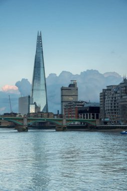 Londra - 17 Haziran 2016: Thames Nehri ve Shard gökdelen, Londra Twilight