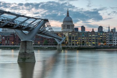 Londra - 17 Haziran 2016: Millennium Köprüsü ve St. Paul Katedrali, Londra Twilight Panoraması