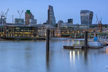 Londra, İngiltere - 17 Haziran 2016: Gece fotoğraf Thames Nehri ve gökdelenler, Londra