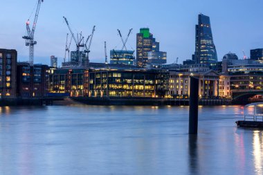 Londra, İngiltere - 17 Haziran 2016: Gece fotoğraf Thames Nehri ve gökdelenler, Londra