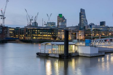 Londra, İngiltere - 17 Haziran 2016: Gece fotoğraf Thames Nehri ve gökdelenler, Londra