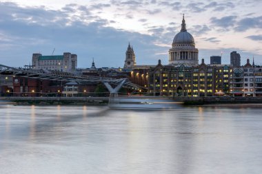 Londra - 17 Haziran 2016: Millennium Köprüsü ve St. Paul Katedrali, Londra gece fotoğrafı