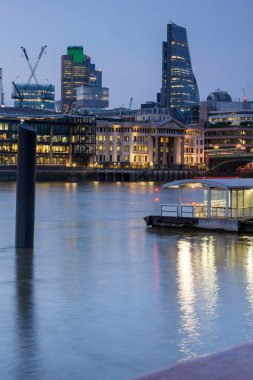 Londra, İngiltere - 17 Haziran 2016: Gece fotoğraf Thames Nehri ve gökdelenler, Londra