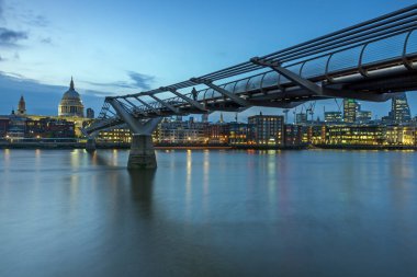 Londra - 17 Haziran 2016: Millennium Köprüsü ve St. Paul Katedrali, Londra gece fotoğrafı