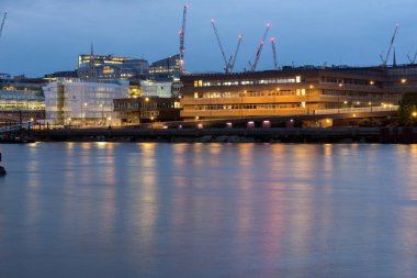 Londra, İngiltere - 17 Haziran 2016: Gece fotoğraf Thames Nehri ve gökdelenler, Londra